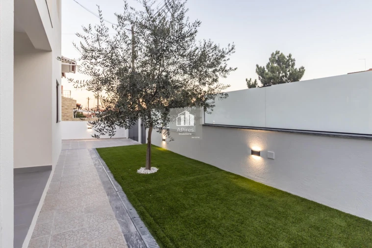 Moradia T4 para Venda em Quinta do Conde Foto 13