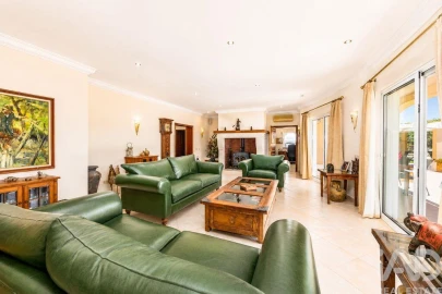 Quinta T4 para Venda em Santa Barbara de Nexe