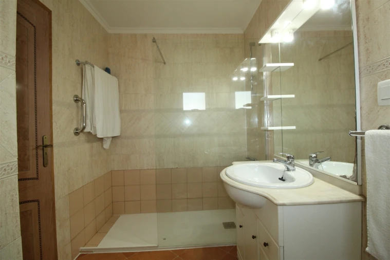 Apartamento T1 para Arrendamento em Lagos (São Sebastião e Santa Maria) Foto 17