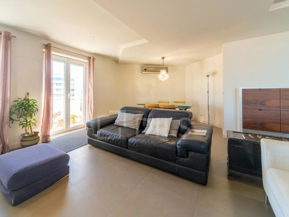 Apartamento T2 para Venda em Areeiro Foto 2