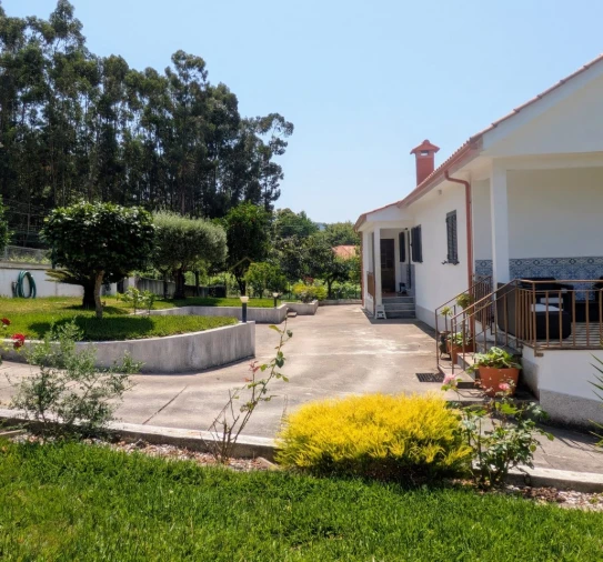 Moradia T4 para Arrendamento em Rebordões (Souto) Foto 8