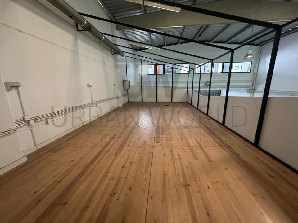 Armazém para Venda em Venda do Pinheiro e Santo Estêvão das Galés Foto 6