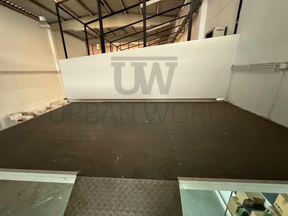 Armazém para Venda em Venda do Pinheiro e Santo Estêvão das Galés Foto 10