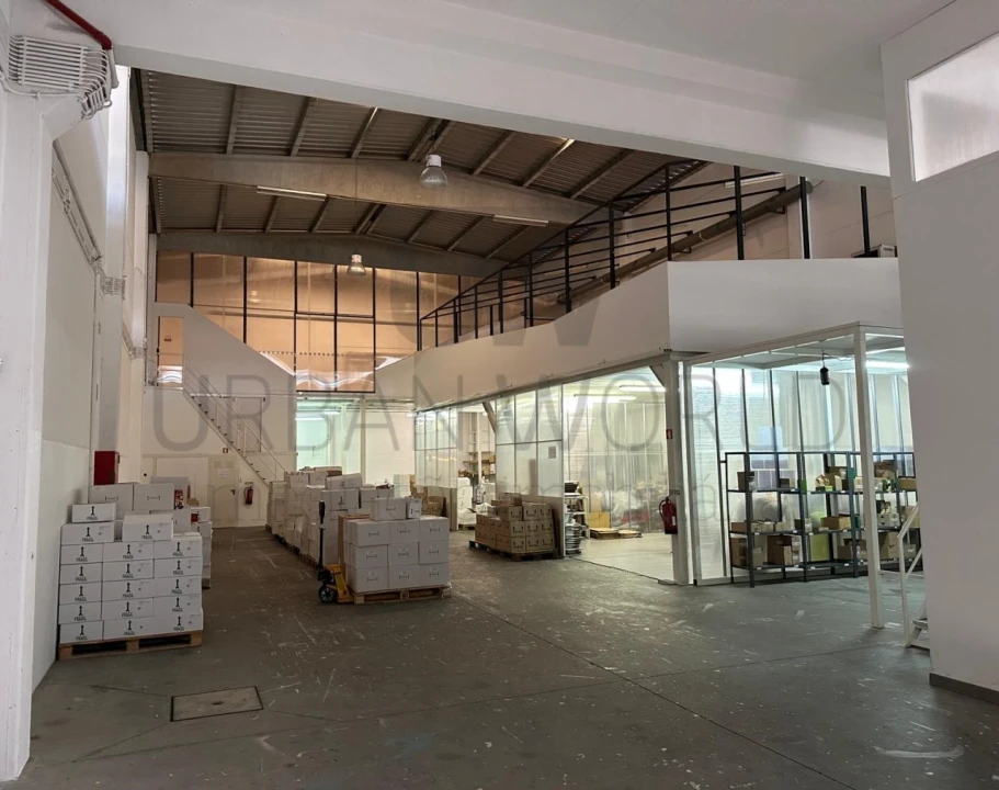 Armazém para Venda em Venda do Pinheiro e Santo Estêvão das Galés Foto 1