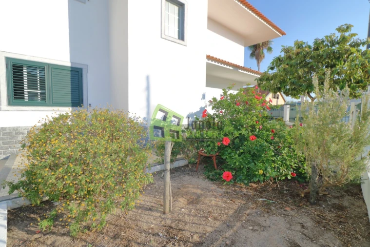 Moradia T5 para Venda em Fernao Ferro Foto 38