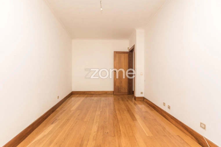 Apartamento T3 para Arrendamento em Sé Nova, Santa Cruz, Almedina e São Bartolomeu Foto 17