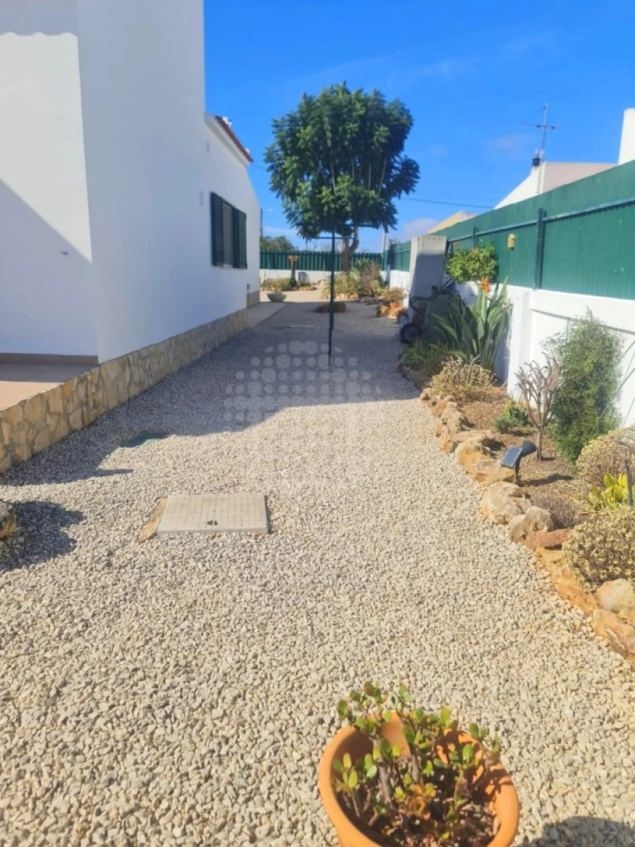 Moradia T3 para Venda em Guia Foto 18