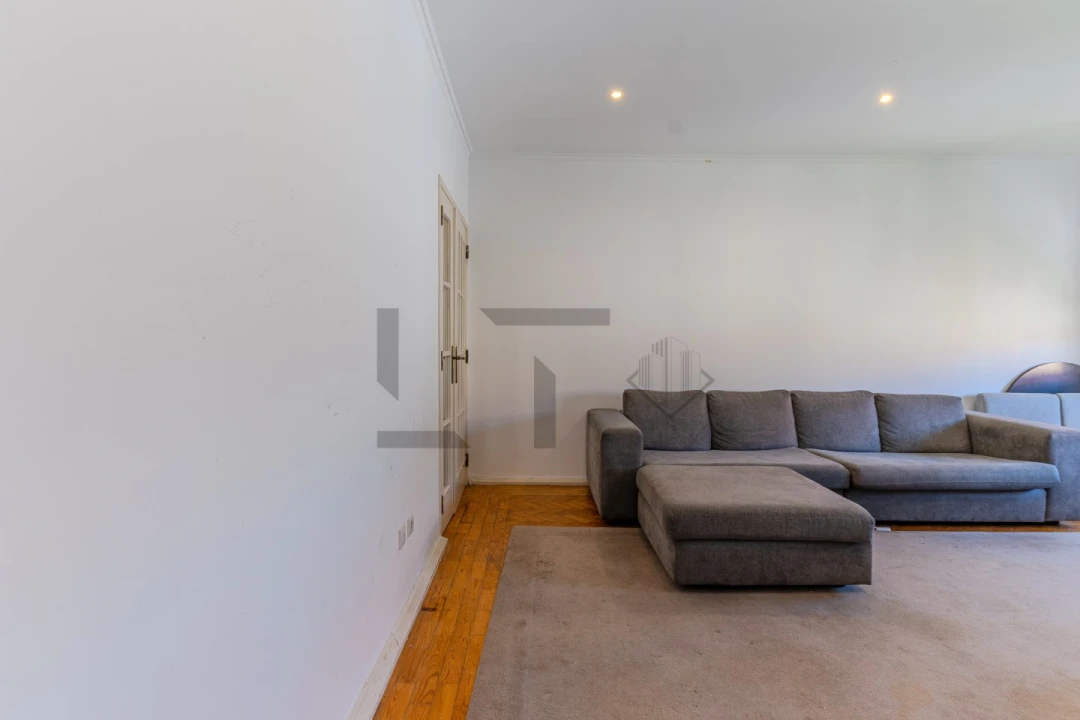 Apartamento T4 para Venda em Alvalade Foto 2