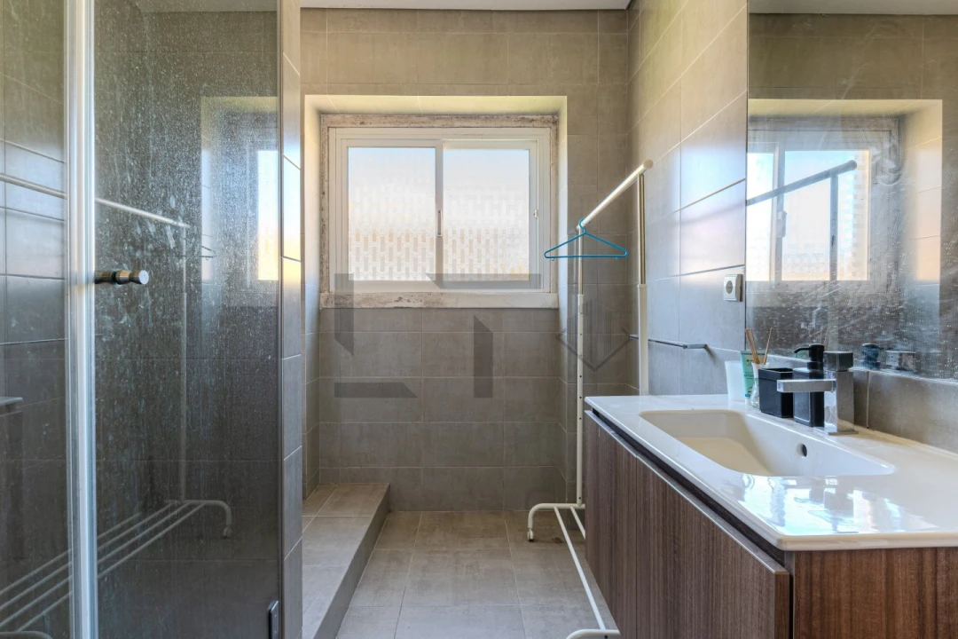 Apartamento T4 para Venda em Alvalade Foto 6