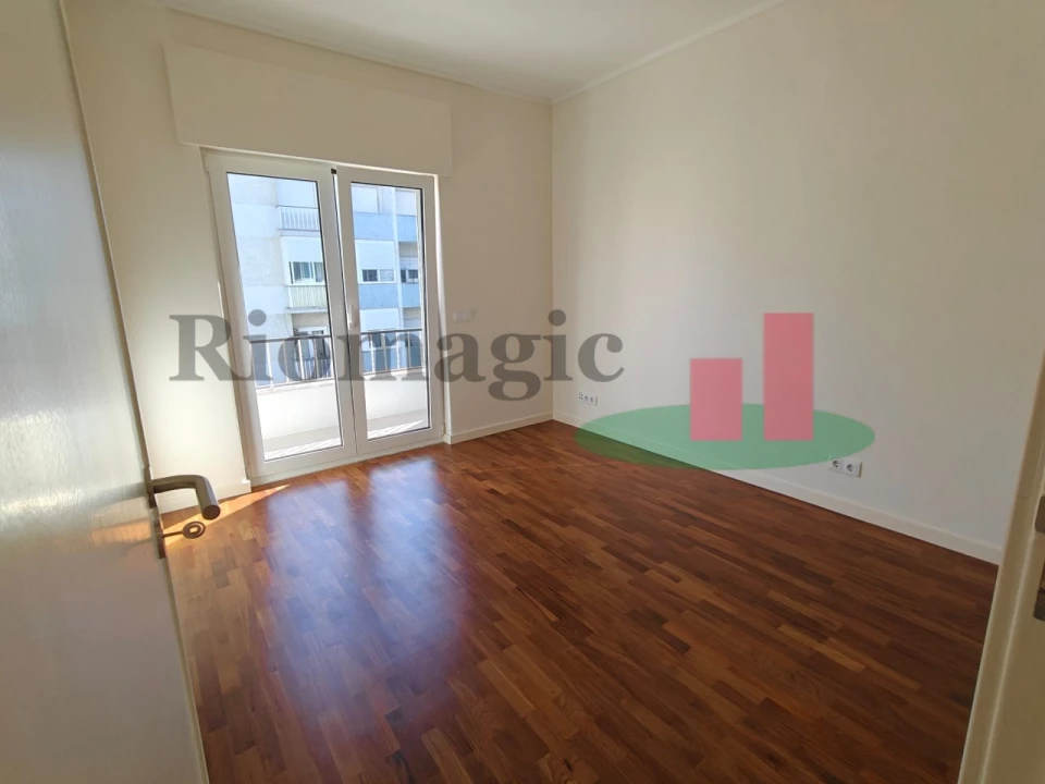 Apartamento T2 para Arrendamento em Algés, Linda-A-Velha e Cruz Quebrada-Dafundo Foto 2