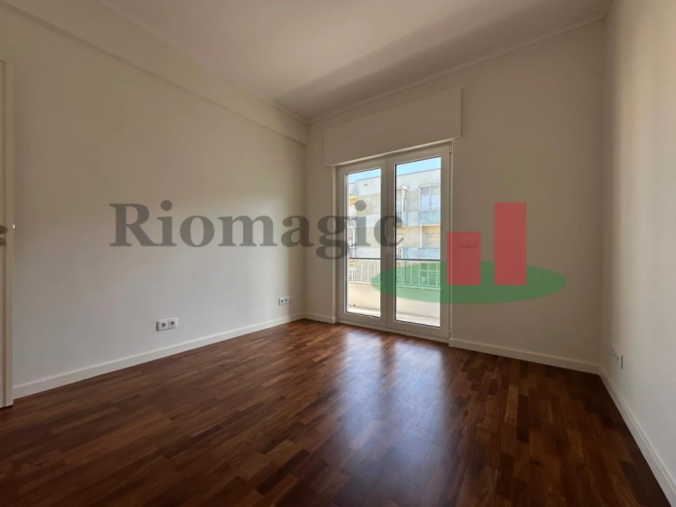 Apartamento T2 para Arrendamento em Algés, Linda-A-Velha e Cruz Quebrada-Dafundo Foto 7