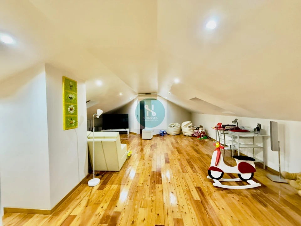 Moradia T4 para Venda em Sabariz Foto 26