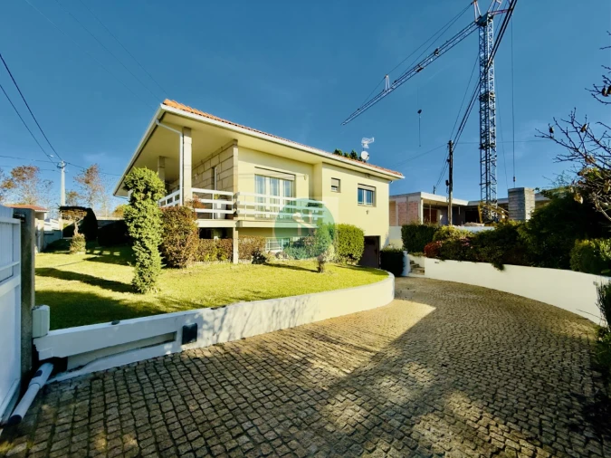 Moradia T4 para Venda em Sabariz Foto 3