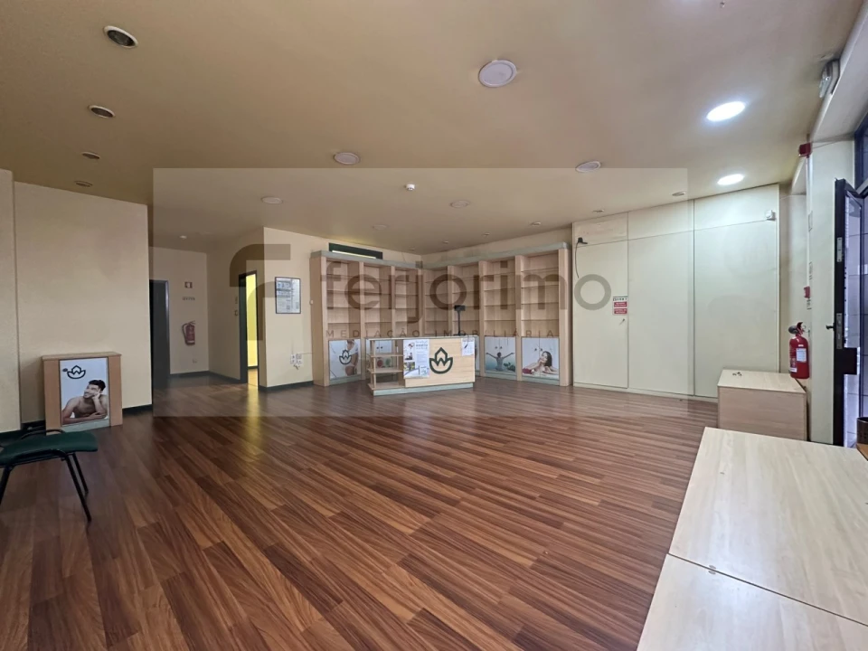 Loja para Arrendamento em Azurem Foto 3