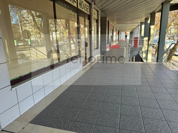 Loja para Arrendamento em Azurem Foto 1