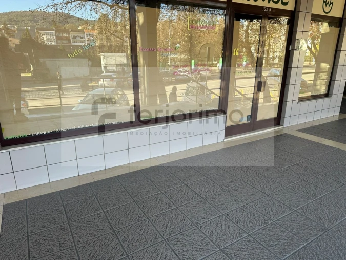 Loja para Arrendamento em Azurem Foto 4