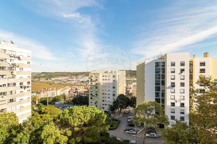 Apartamento T2 para Venda em Santo António dos Cavaleiros e Frielas Foto 13