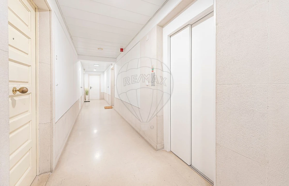 Apartamento T2 para Venda em Beato Foto 6