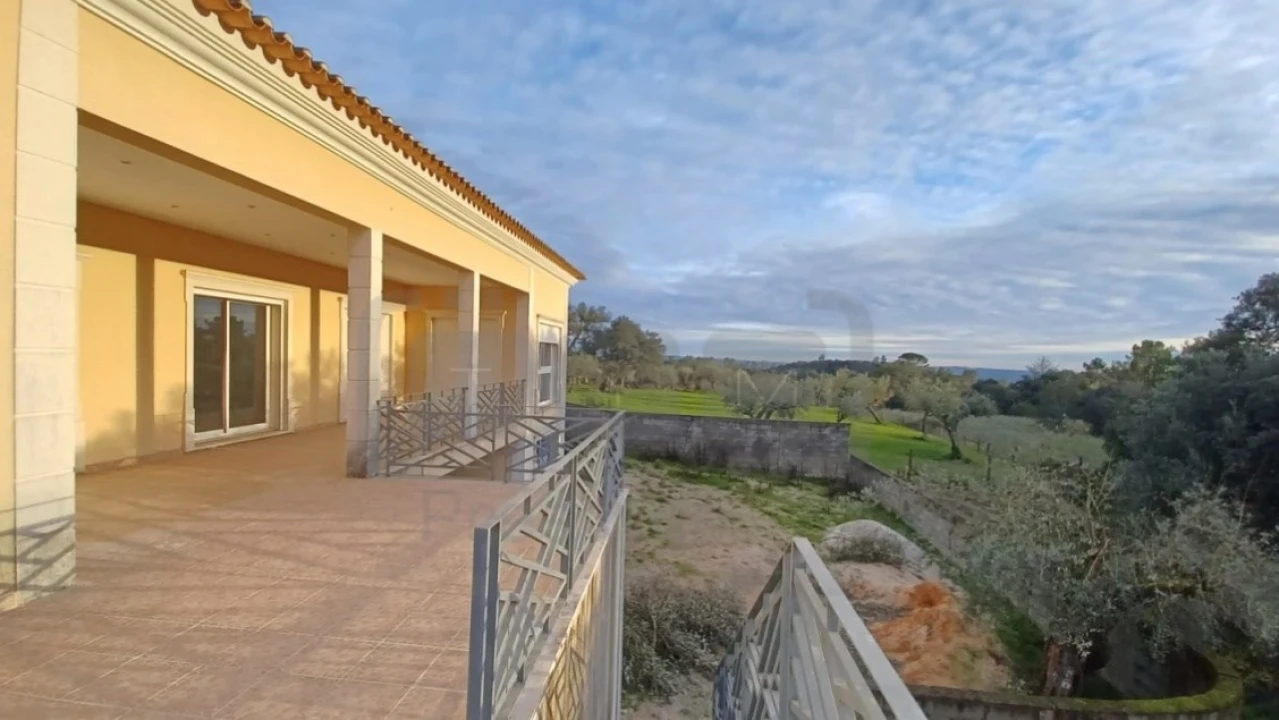 Moradia T4 para Venda em Além da Ribeira e Pedreira Foto 5