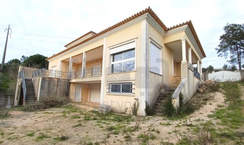 Moradia T4 para Venda em Além da Ribeira e Pedreira