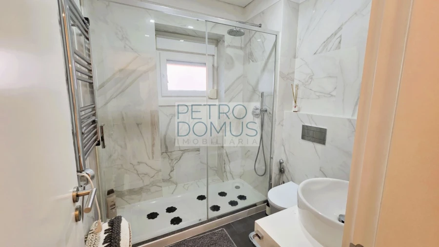 Apartamento T2 para Venda em Alvalade Foto 6