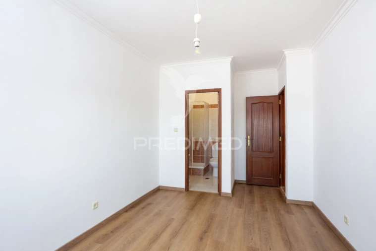 Apartamento T2 para Venda em Corroios Foto 9