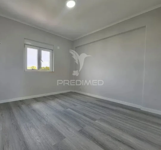 Apartamento T2 para Venda em Pontinha e Famões Foto 16