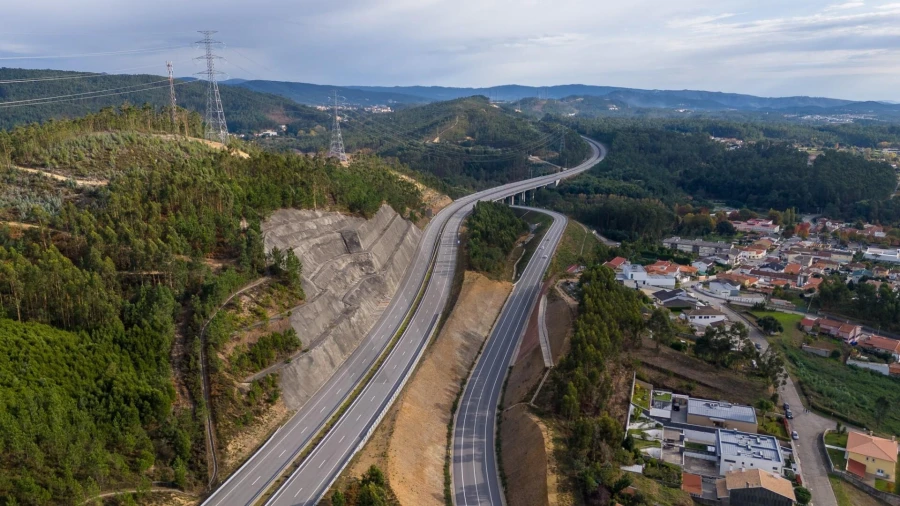 Moradia T4 para Venda em Milheiros de Poiares Foto 50
