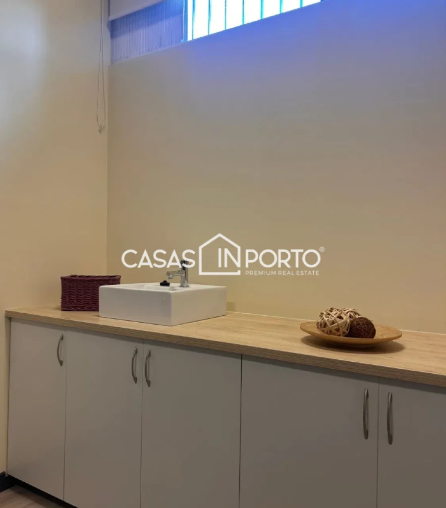 Loja para Arrendamento em Lordelo do Ouro e Massarelos Foto 11