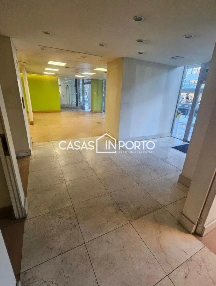 Loja para Arrendamento em Cedofeita, Santo Ildefonso, Sé, Miragaia, São Nicolau e Vitória Foto 2