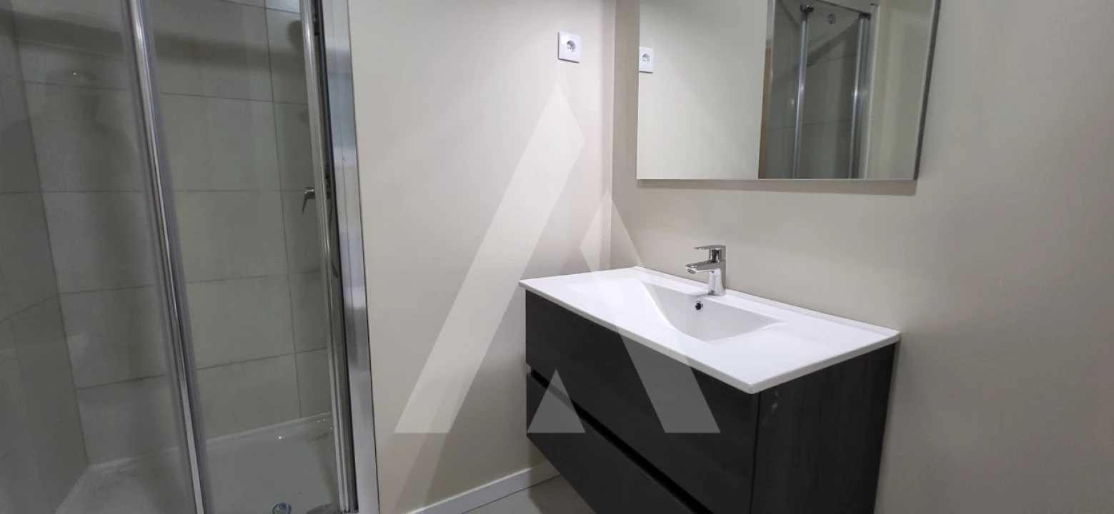 Apartamento T1 para Venda em Cavernães Foto 4