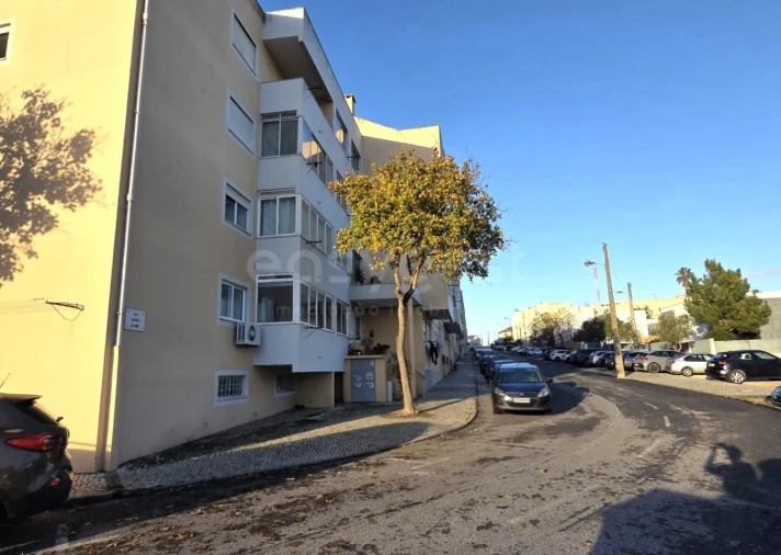 Apartamento T2 para Venda em Charneca de Caparica e Sobreda Foto 1