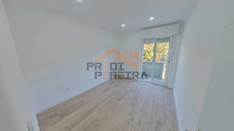 Apartamento T4 para Venda em Águas Livres Foto 14