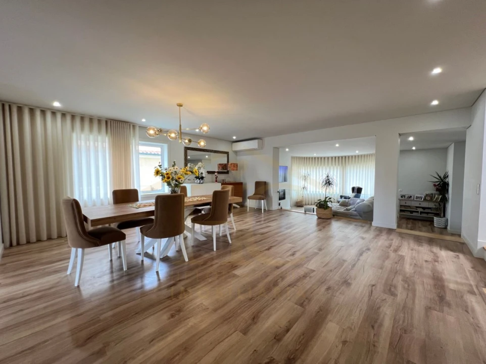 Moradia T4 para Venda em Arvore Foto 3