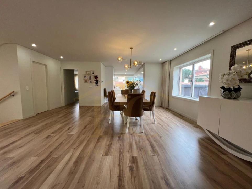 Moradia T4 para Venda em Arvore Foto 8