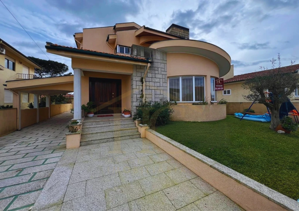 Moradia T4 para Venda em Arvore Foto 1