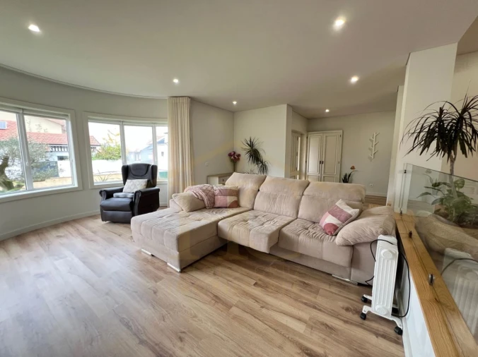 Moradia T4 para Venda em Arvore Foto 5