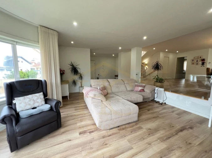 Moradia T4 para Venda em Arvore Foto 6