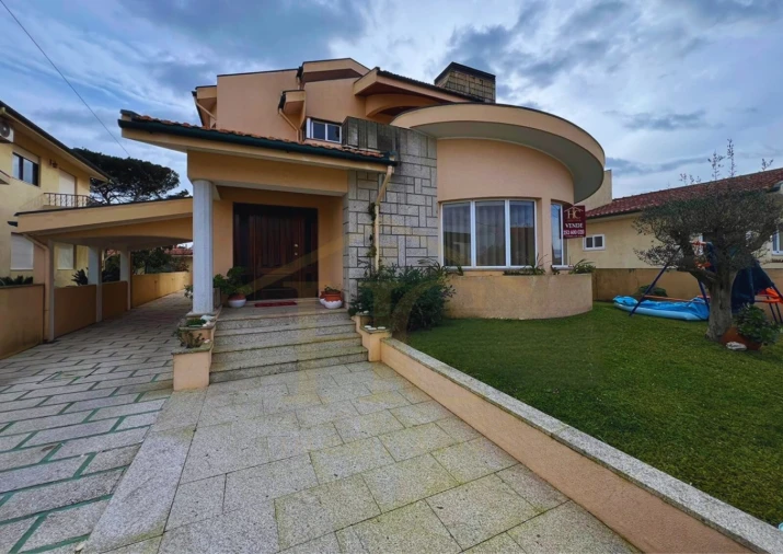 Moradia T4 para Venda em Arvore Foto 1