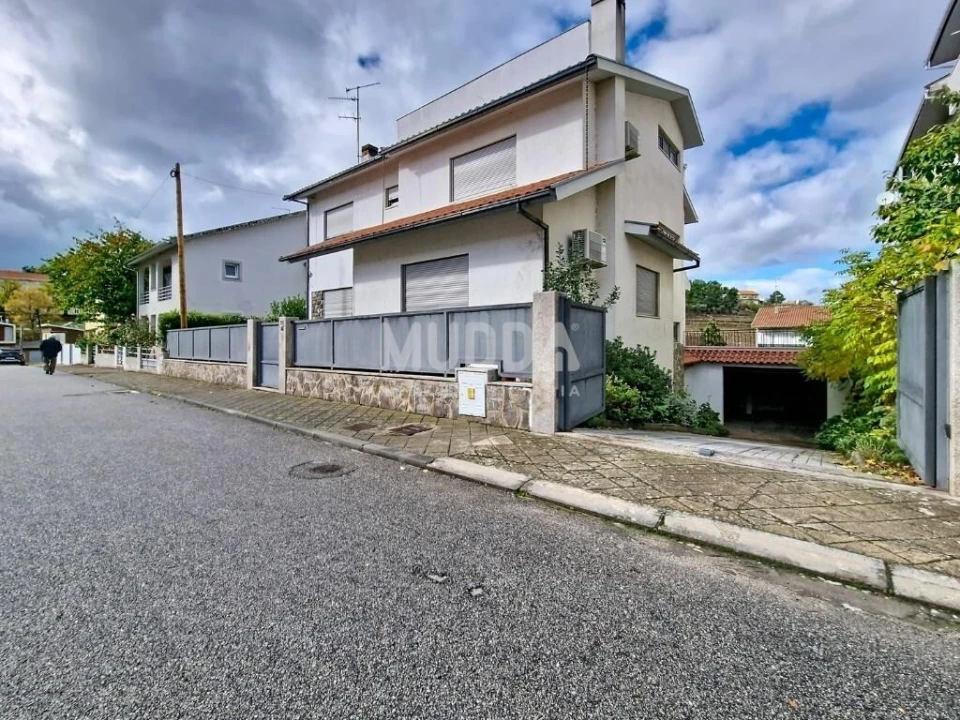 Moradia T5 para Venda em Sé, Santa Maria e Meixedo Foto 1