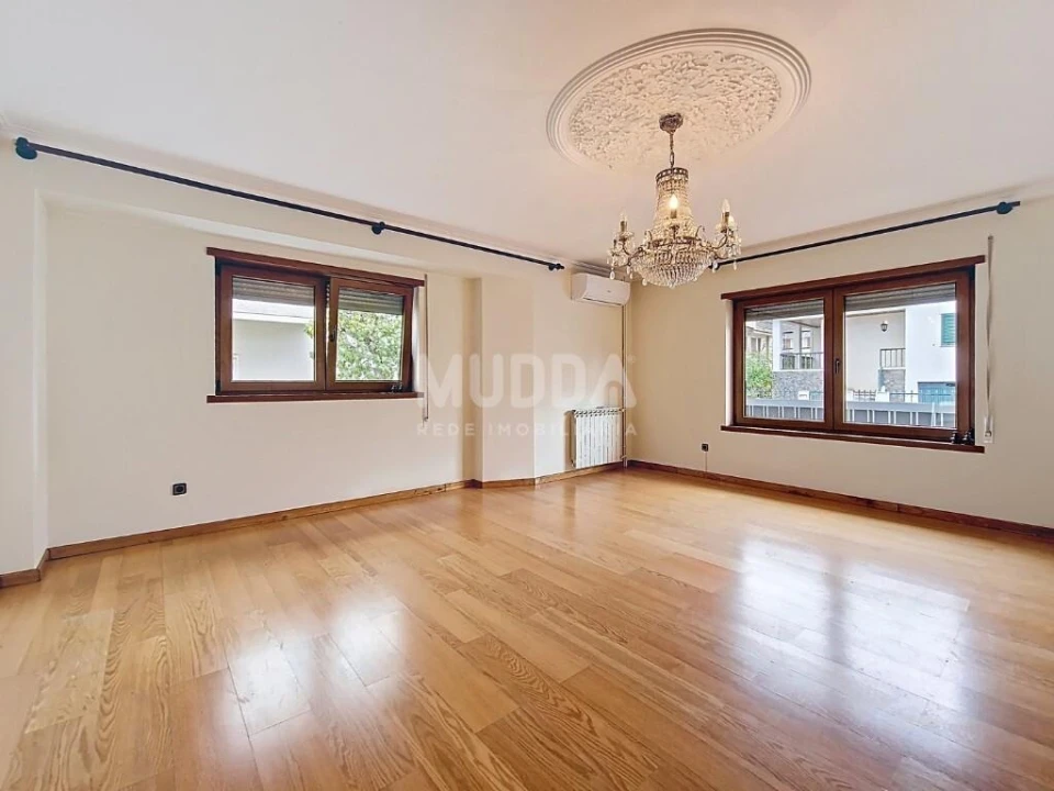 Moradia T5 para Venda em Sé, Santa Maria e Meixedo Foto 3