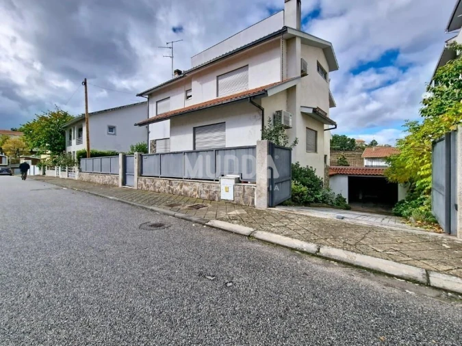 Moradia T5 para Venda em Sé, Santa Maria e Meixedo Foto 1