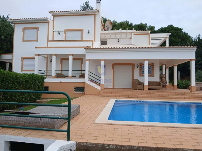 Moradia T5 para Venda em Albufeira e Olhos de Água