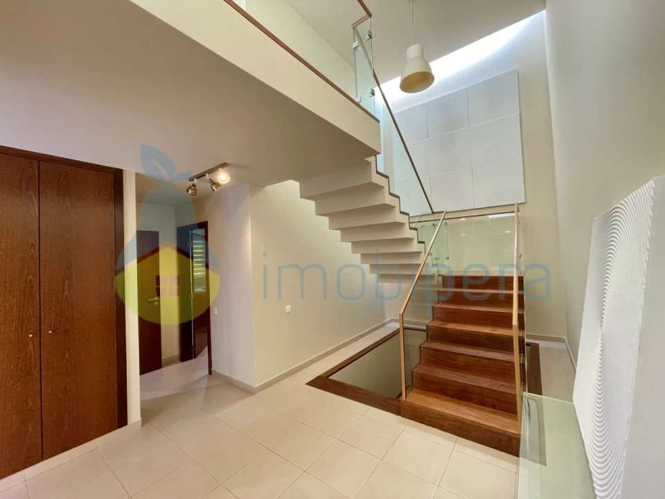 Moradia T4 para Venda em Guia Foto 3