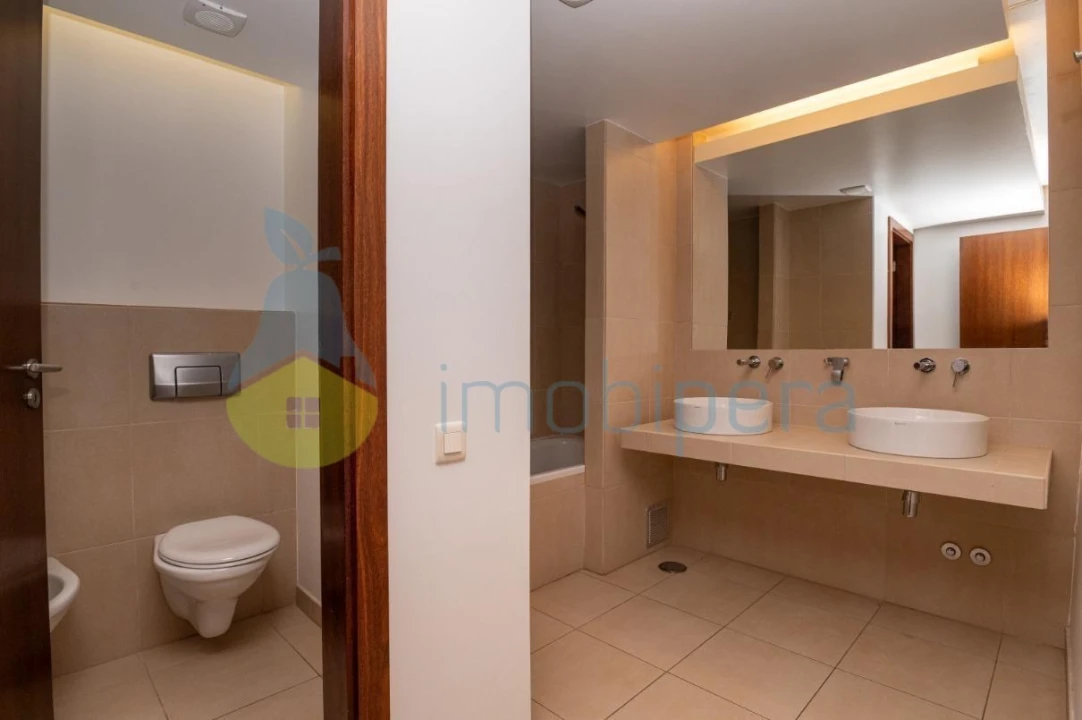 Moradia T4 para Venda em Guia Foto 20