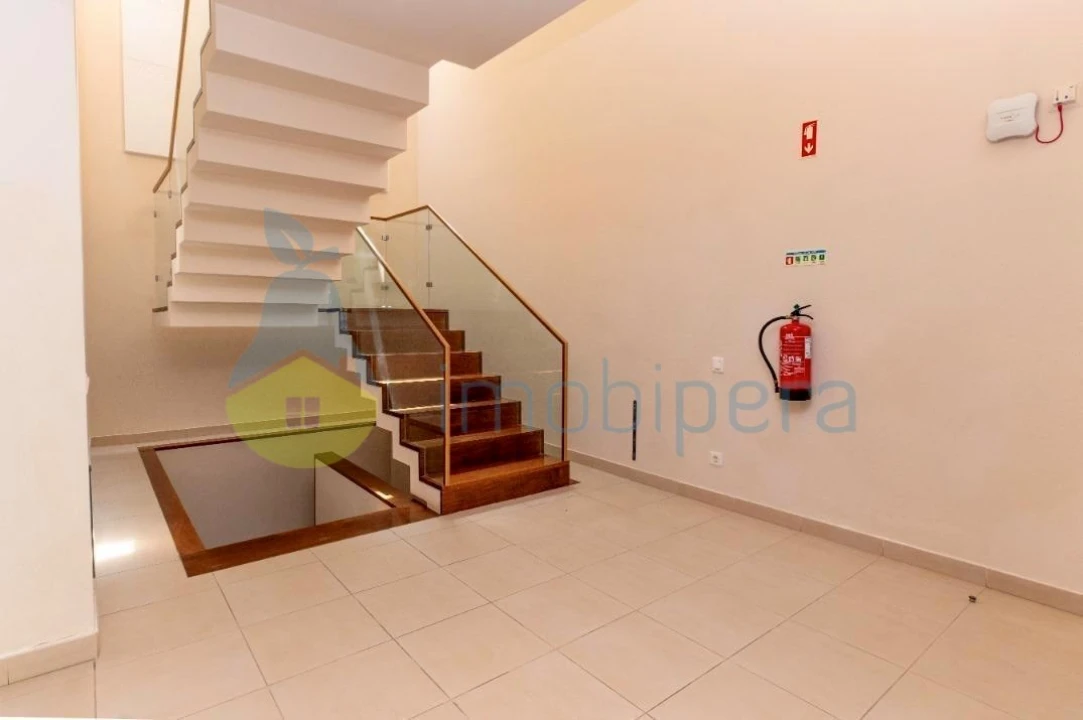 Moradia T4 para Venda em Guia Foto 2