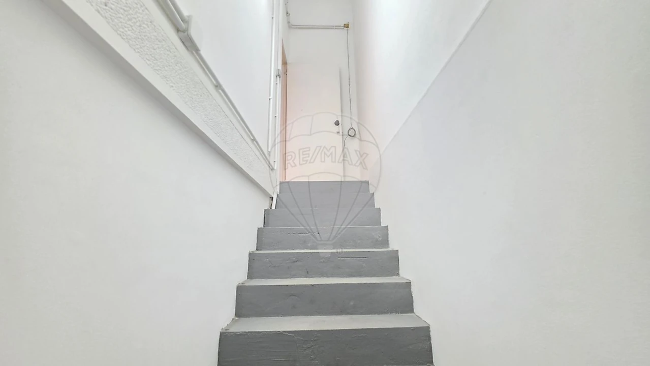 Loja para Venda em Alvalade Foto 1