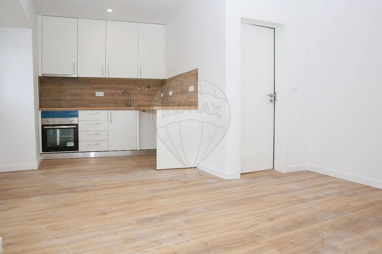 Moradia T1 para Venda em Carvoeira e Carmões Foto 3