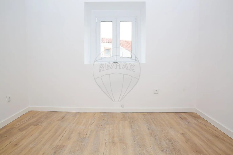 Moradia T1 para Venda em Carvoeira e Carmões Foto 8