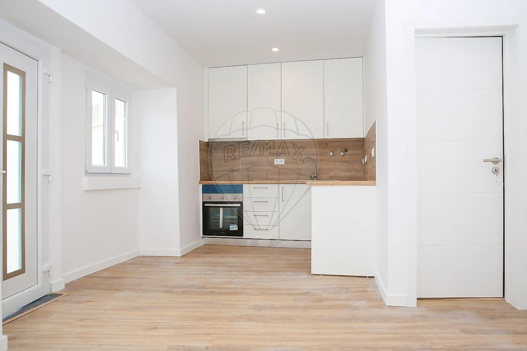 Moradia T1 para Venda em Carvoeira e Carmões Foto 4